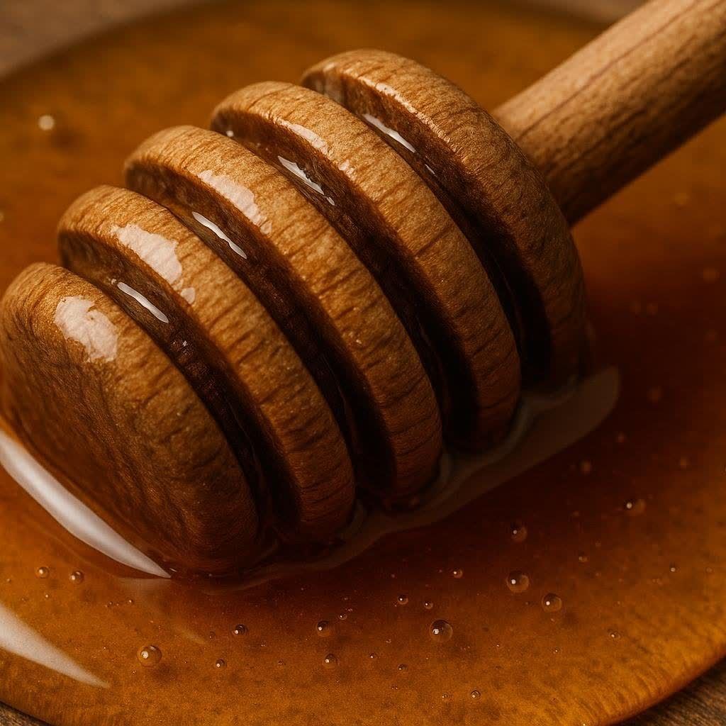 Close-up of a honey dipper.